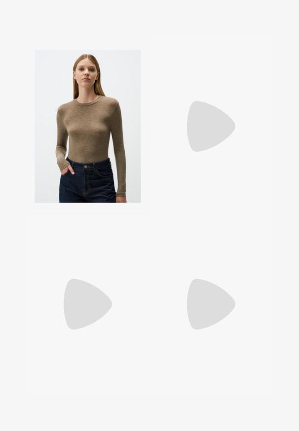 Top a maniche lunghe aderente in tessuto marrone chiaro, con scollatura tonda. Abbinato a jeans a vita alta blu scuro con tasche.; Pantaloni ampi marroni con una texture liscia, caratterizzati da una vita alta e pieghe frontali. Il tessuto è leggero e scorre liberamente.; Sandal in pelle marrone con cinturini incrociati, chiusura con cinturino alla caviglia e suola piatta con dettagli di cucitura minimi.; Borsa in pelle marrone con parte superiore arricciata e tracolla a catena. Texture liscia con finitura lucida e dettagli di cucitura sottili sui lati.