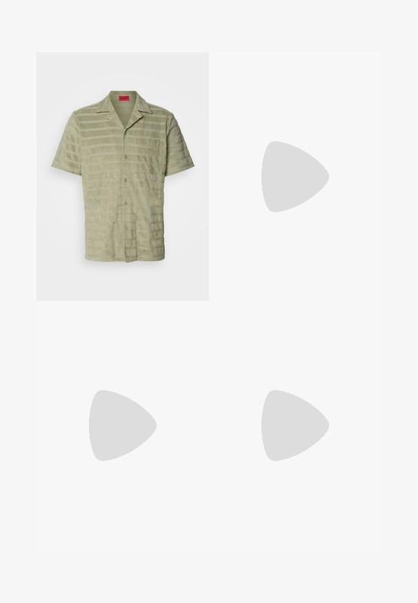 Rövid ujjú ing világoszöld színű, texturált anyagból, váltakozó vízszintes csíkokkal, gombos záródással és logós mellzsebbel.; BOSS TEE - Basic póló - open white; Világoszöld, egyenes fazonú pamut nadrág, elülső gombos záródással és oldalsó zsebekkel. Sima textúra, minták nélkül.; Fehér bőrből készült sneaker, lekerekített orral, minimalista dizájnnal, szürke fűzőkkel és textúrázott szürke gumitalppal. Diszkrét varrási részletek láthatóak.