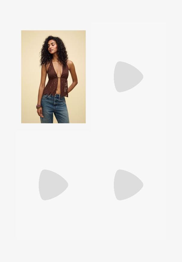 Top halter marrone con paillettes, scollatura a V profonda e tessuto trasparente, con orlo a scallop. Abbinato a jeans blu a vita alta.; Pantaloni a gamba larga, marroni scuri a vita alta, con passanti per cintura e pieghe frontali, esposti su uno sfondo bianco.; Sneaker con stampa leopardata in materiale scamosciato, lacci rossi e tre strisce bianche sui lati. Presentano una linguetta di colore crema e una suola marrone.; Stradivarius SET - Bracciale - dark brown