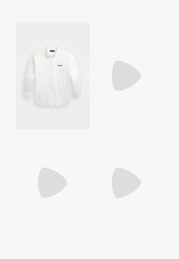 Cămașă albă cu butoni, din bumbac, cu mâneci lungi, având un logo albastru și negru "POLO SPORT" pe partea stângă a pieptului.; Tricou alb cu mânecă scurtă, fabricat din bumbac, având un mic logo brodat pe pieptul stâng, cu gât rotund și o textură moale.; Pantaloni din bumbac alba cu un brau elastic, buzunare frontale și detalii cu nasture. Design cu picioare drepte și textură netedă.; Adidași joși albi cu tab de călcâi negru și logo-ul Polo Ralph Lauren pe lateral, având șireturi albe și o talpă groasă din cauciuc.