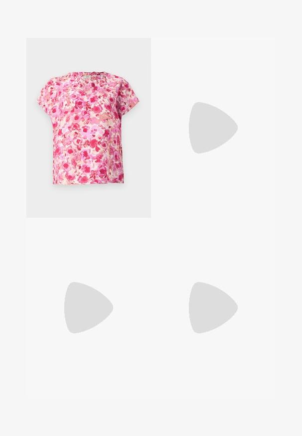 Lyhythihainen kukallinen paita vaaleanpunaisen ja korallin sävyissä, jossa on väljä malli, pyöreä kaula-aukko ja pehmeä kangas vesiväri-tyyppisessä kuosissa.; Lepotne hlače širokih nogavica v barvi prahu rožnate, izdelane iz mehkega materiala, z zavezanim pasom v pasu in stranskimi žepi.; Mustat nahkakengät, joissa on kapea kärki, nilkkaremmi ja paksu korko. Tasainen pinta, tyylikäs muotoilu ja minimalistinen estetiikka.; Mustapahkainen kangaskassi, jossa on sileä pinta, suorakaiteen muotoinen ja kaksi pitkää kahvaa. Ei näkyvää metalliosaa tai koristeita.