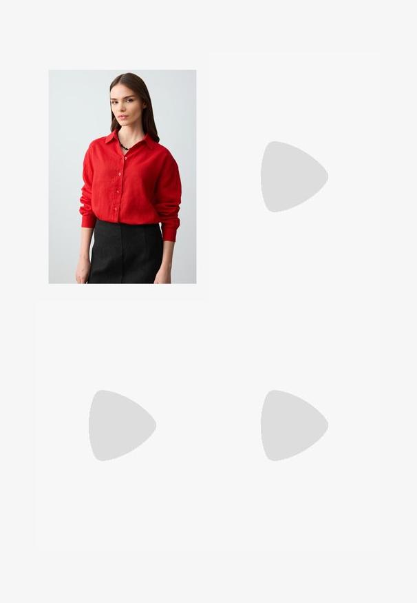 Jeune femme aux longs cheveux bruns, portant une chemise rouge à boutons et une jupe noire, se tenant devant un fond clair.; Pantalons droits gris en tissu texturé, avec une taille mi-haute, des passants de ceinture et des poches latérales. Aucun motif ou accent visible.; Baskets grises avec des matériaux en maille et en suède, dotées d'un logo blanc, d'un col rembourré et d'une semelle en caoutchouc texturée. Accents en gris plus foncé.; Sac à tote en cuir tressé marron avec deux poignées, une forme structurée et une surface texturée, présentant un motif en losanges sur toute sa surface.; Montre rectangulaire argentée avec un bracelet en maillons métalliques, un cadran blanc texturé et des index horaires minimalistes. Le nom de la marque "ROSEFIELD" est affiché.
