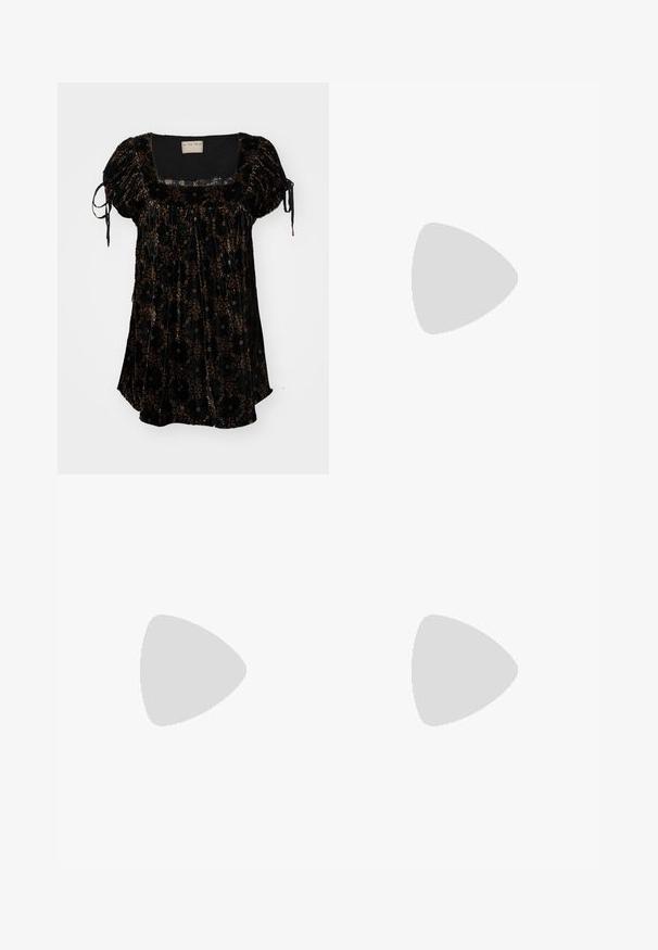 Svart fløyelsgenser med firkantet halslinje, puffede ermer og blomsterdekor i brunt og gull. Har justerbare bånd på ermene.; Høytlivde blå denimjeans med bred bendesign, som har en frontlomme, messingknappelukking og kontrastsøm.; Lys grå semsket lær sneakers med hvite lærdetaljer, tre hvite striper og en brun gummisåle, med en polstret krage for ekstra komfort.; Gule gjennomsiktige solbriller med teal linser, firkantet form og et karakteristisk skrått tempeldesign med gravert detaljering.