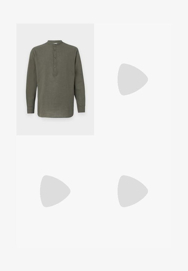Grønn lin langermet skjorte med ståkrage, fem-knaps placket og rett hem. Lett tekstur og uformell design.; To t-skjorter med rund hals i svart og olivengrønn, laget av myk bomullstoff. Designet er enkelt med korte ermer og rett snitt.; Sorte treningsbukser laget av teksturert stoff, med justerbart liv, glidelåslomme på siden og avsmalnende mansjetter.; Hvit lær sneakers med en tykk kremfarget såle, marineblå hælakseent og sidemerke. Glatt tekstur, minimalistisk design, med snøring.