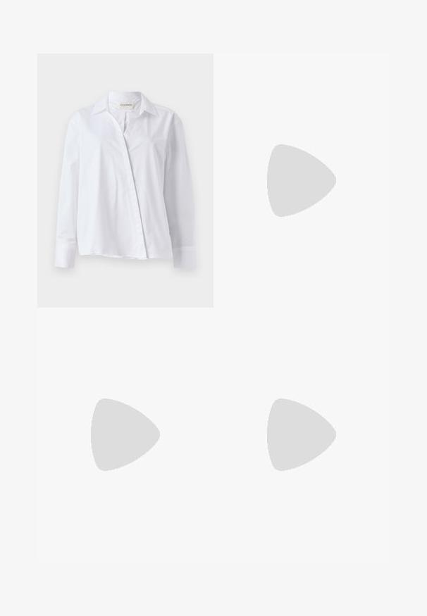 Camicia bianca a maniche lunghe in cotone con colletto a punta e chiusura frontale con bottoni. Presenta una vestibilità rilassata e polsini ripiegati.; Shorts in denim azzurro chiaro con vita alta, orlo sfilacciato e cinque tasche. Presentano un bottone argento e un piccolo etichetta del marchio sul fronte.; Pantofole da balletto nere in pelle con punta arrotondata, texture liscia, dettagli di cucitura minimi e design con suola flessibile.; Borsa a spalla blu in tela con illustrazioni bianche e gialle di articoli alimentari e la parola "Chiuso". Due manici robusti per il trasporto.