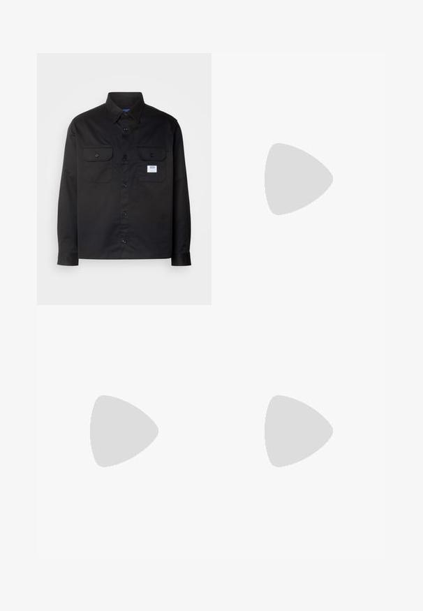 Zwarte lange mouwen shirt van katoen. Heeft een knoopsluiting, twee borstzakken en een klein logo-label op de linkerzak.; Zwarte katoenen t-shirt van Nike met een klassieke ronde hals, korte mouwen en een subtiele, reliëflogo op de borst. Gladde textuur.; Zwarte shorts met een drawstring tailleband, lichtgewicht stof met een zachte textuur en een eenvoudig ontwerp zonder zichtbare logo's of patronen.; Olijfgroen canvas sneaker met zwarte accenten, voorzien van vetersluiting, gevoerd kraagje en een gestructureerde buitenzool met "AIR" branding.