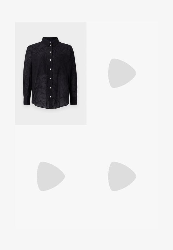 Zwarte overhemdd met een lichte stof en een subtiele bloemtextuur, voorzien van een kraag en een sluiting met knopen aan de voorkant.; Donkerblauwe uitlopende jeans gemaakt van denim. Beschikt over een hoge taille, voorzakken en splitdetails aan de zoom. Klassiek vijfzakontwerp.; Zwarte leren ballerina met een ronde neus, gladde textuur, minimale stikdetails en een flexibele zoolontwerp.; Bruine lederen schoudertas met textuur, voorzien van een gouden kettingstrap en klepsluiting. De voorkant heeft een logo-detail en een zak onder de klep.