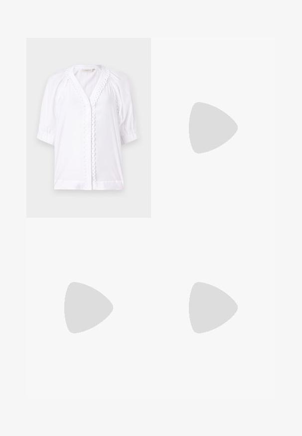 Blusa bianca con maniche a puff corte, scollatura a V, bordo ondulato lungo la zip, e texture del tessuto liscia. Nessuna chiusura visibile.; Gonna nera plissettata con vita alta e elastica. Realizzata in tessuto morbido, presenta plissettature verticali per una silhouette fluida.; Décolleté in vernice nera con cinturino dietro, punta affusolata, design con ritagli arrotondati e tacco a blocco. Presenta un accento di fibbia tono oro.; Borsa nera con superficie texturizzata, manici superiori doppi e tracolla regolabile. Dotata di hardware color oro e tasche laterali.