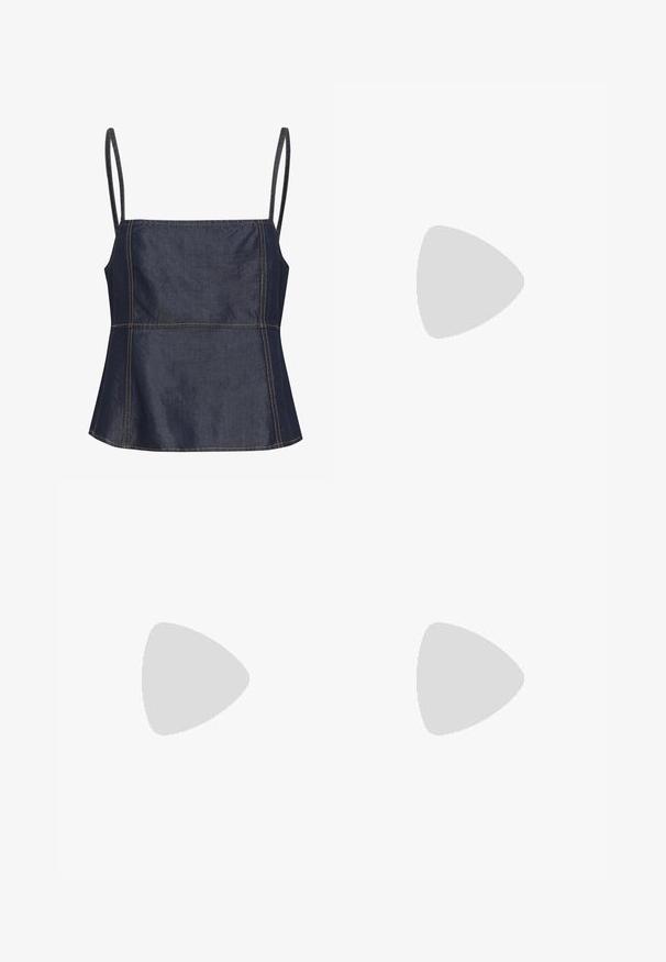 Temna denim brezrokavna majica s kvadratnim izrezom, kotnimi deli in vidnimi šivi. Ravna, gladka tekstura.; Wide-leg kavbojke iz temno modrega denima, z visokim pasom, vidnim šivanjem in zapiranjem na gumb spredaj. Minimalističen dizajn.; Rjave semiš odprte mule s ukrivljenim dizajnom, ki se ponašajo z nizko stiletto peto in gladkimi, minimalističnimi linijami.; Tote torba iz tkane slame v naravni bež barvi, z zanimivo teksturo, odprtim vrhom in kratkimi, ukrivljenimi ročaji iz rjavega usnja.