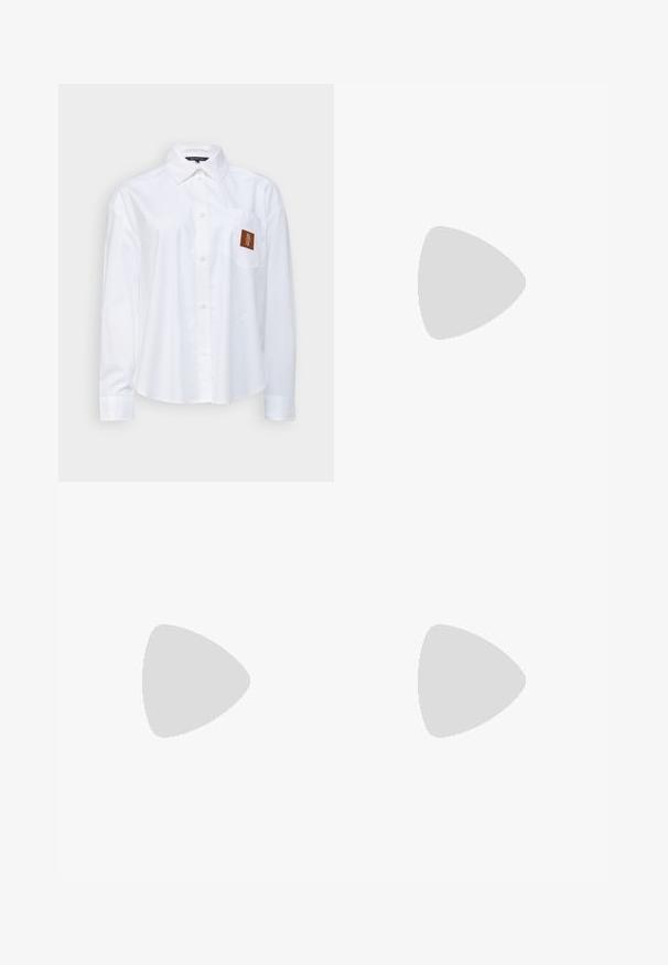 Camisa blanca de botones de algodón. Presenta un bolsillo en el pecho con un parche de cuero marrón, mangas largas y un diseño de cuello clásico.; Top de tirantes blanco de canalé con encaje en el escote y las mangas. Presenta una textura suave y una forma ajustada. Etiqueta de la marca visible en el interior.; Pantalones tailored beige con un diseño de pierna recta, hechos de tela ligera. Presentan pliegues en la parte delantera y una cintura clásica.; Bailarina de piel negra con punta redondeada, textura suave, detalle de costura minimalista y diseño de suela flexible.