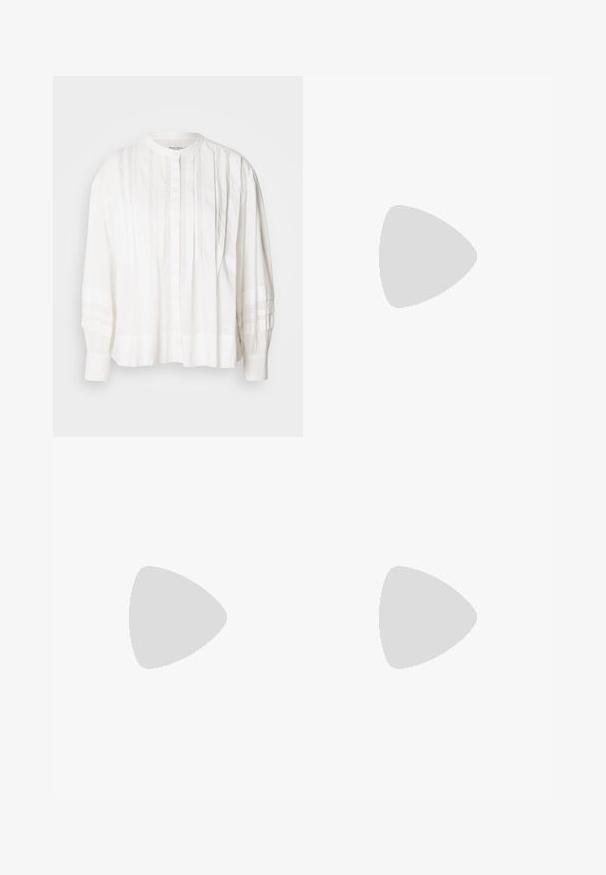 Bílá blůza s kulatým výstřihem, zapínáním na knoflíky a s vertikálními sklady. Dlouhé rukávy s nařasenou strukturou, vyrobena z lehkého materiálu.; Černé kalhoty s rovným střihem, s předními kapsami a bočními rozparky na lemu. Vyrobené z jemné, hladké tkaniny. Vhodné na různé příležitosti.; Černé lakované kotníkové boty s špičatou špičkou a středně vysokým blokovým podpatkem. Hladká textura a minimalistický design.; Hnědá semišová taška přes rameno se soft-touch texturou, velkým otvorem a dlouhými popruhy. Disponuje jednoduchým designem s viditelným šitím a bez kovových prvků.