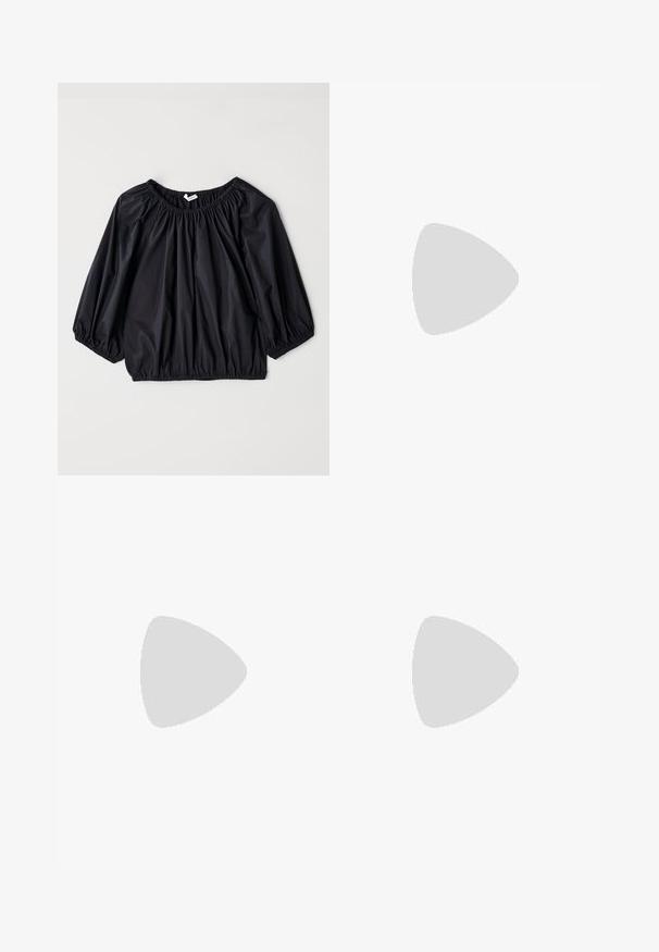 Blusa negra ligera con escote y puños elásticos. Presenta una forma suelta y abullonada, y una textura suave y brillante.; Largo vestido rojo en tejido liviano, con escote barco y amplias mangas acampanadas. Textura suave con una silueta recta.; Sandal de cuero negro con tiras finas, tacón bajo cuadrado y punta cuadrada. Presenta un cierre de hebilla y una textura suave.; Bolso de cuero negro cruzado con forma de media luna, superficie texturizada, cierre de cremallera dorado y una correa plana. Diseño compacto adecuado para lo esencial.; Pendientes de perla plateada con forma curva de frijol. Superficie lisa y brillante, asegurados con un cierre de bayoneta.