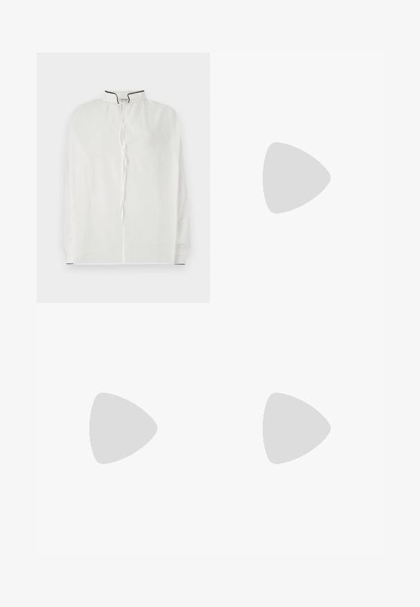 Hvit bluse med høy krage, som har en snoråpning og kontrasterende svart piping langs halsen og ermene. Myk stoff.; Hvite vide bukser laget av bomull med en glatt tekstur. Har en frontknapp, glidelåsgylf og fire lommer.; Blå lær thong sandal med flad sål, der har et slankt stropdesign og en spænde lukning ved anklen for en sikker pasform.; Svart lær skulderveske med buet design, glidelås og smal stropp. Har en glatt tekstur og subtile sømdetaljer.