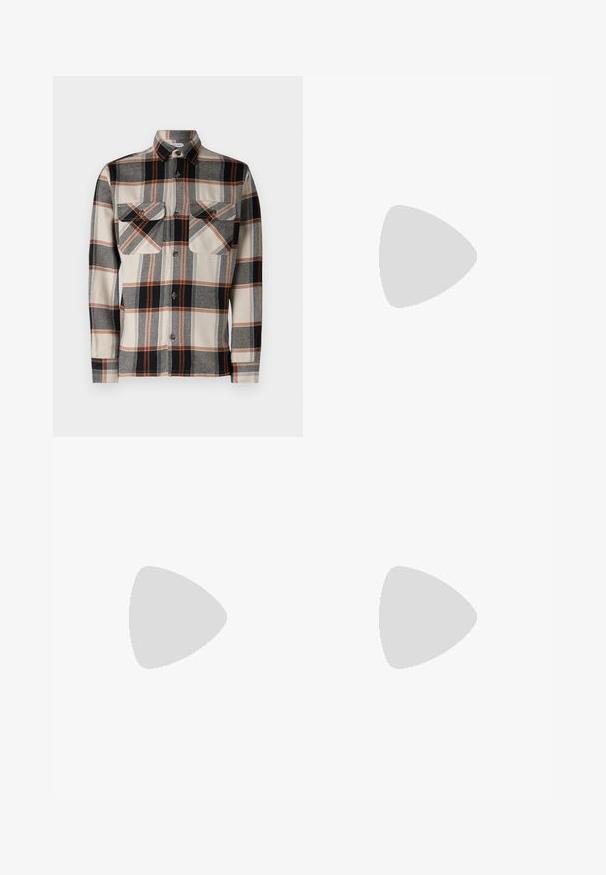 Jack & Jones JJDARREN - Skjorte - moonbeam; Svart bomulls t-skjorte med korte ermer, rund halslinning, har en liten hvit Levi's-logo på brystet, glatt tekstur, klassisk passform.; Svarte cargo-bukser med rett snitt, med sidelommer, knappelukking og elastiske snorer ved anklene. Laget av slitesterkt stoff.; Sorte skinnsneakers med rund tå og hvit gummisåle. Har flate lisser og minimal søm på overdelen. Strukturert såle for grep.