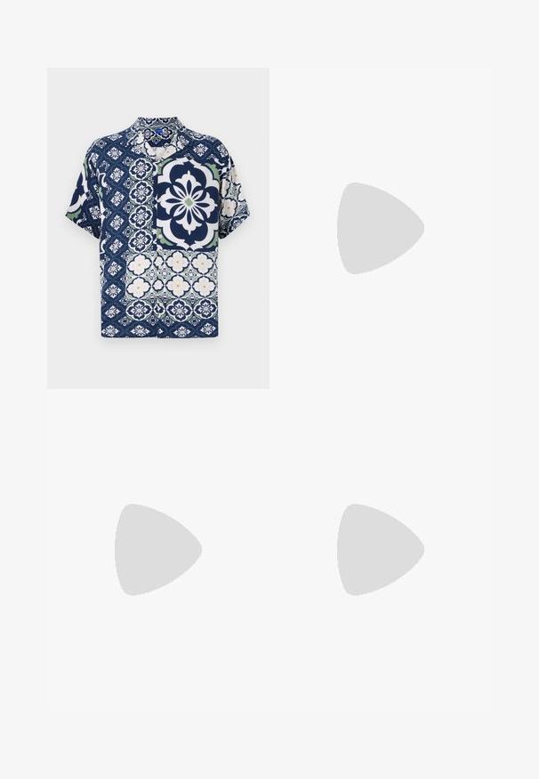 Chemise à manches courtes en bleu marine avec des motifs floraux et géométriques, dotée d'une fermeture à boutons, d'un tissu doux et d'accents contrastants verts et blancs.; Shorts en denim blanc avec une coupe droite, dotés de rivets en cuivre, d'une fermeture à bouton et de cinq poches. Tissu texturé avec un design classique.; Mocassins beige clair avec un bout pointu, en matériau lisse, une sangle sur le devant et une semelle basse marron. Design simple avec des accents minimalistes.; Lunettes de soleil rondes noires avec des verres teintés en vert, arborant un design épuré, des accents en métal et une finition mate sur les montures.