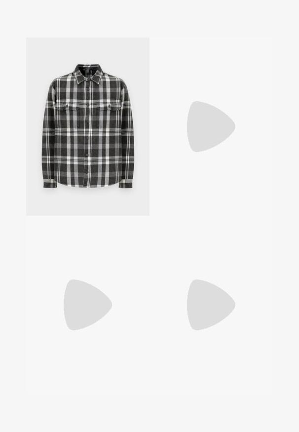 Schwarz-weißer Karobluse aus Flanell, lange Ärmel, Knopfverschluss, zwei Brusttaschen, weiche Textur, strukturierter Kragen, gerader Saum.; Schwarzes Baumwoll-T-Shirt mit Rundhalsausschnitt, kurzen Ärmeln und weißem Logodruck auf der linken Brust. Einfaches, einfarbiges Design.; Blaue Denim-Jeans mit geradem Bein, versehen mit einem wiederholten "Vivienne Westwood" Textmuster in Weiß. Klassisches Fünf-Taschen-Design.; Weiße Sneaker mit Wildlederelementen, runder Zehenpartie, flachen Schnürsenkeln und einer cremefarbenen Gummisohle. Mit grünen Markenlogo am Fersenbereich.
