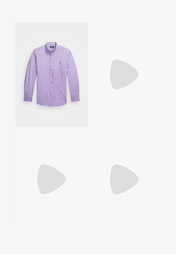 Camisa de mangas longas lilás com colarinho abotoado, feita de algodão, apresentando um pequeno logótipo bordado no lado esquerdo do peito.; T-shirt de manga longa azul marinho feito de algodão macio. Apresenta um decote redondo e um pequeno logótipo vermelho no lado esquerdo do peito. Textura suave em toda a peça.; Calças azul claro, de corte descontraído, com um cós elástico, apresentando bolsos laterais e um fecho de botão único na frente.; Sapatilhas brancas de cano baixo com tabuleiro de calcanhar preto e logótipo da Polo Ralph Lauren em preto na lateral, apresentando atacadores brancos e sola de borracha grossa.