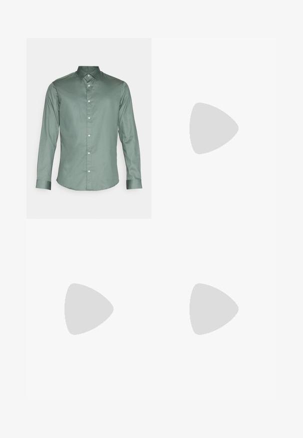 Chemise verte à manches longues, en tissu lisse. Présente un col pointu et des boutons blancs sur le devant.; Pantalons de jogging gris en tissu doux avec une taille élastique et un cordon de serrage ; coupe droite et détails de couture minimaux.; Baskets en cuir blanc avec un capuchon en suède gris, trois rayures blanches horizontales, un accent bleu et une semelle en caoutchouc marron. Détail texturé sur la semelle.; Sac banane en suède gris avec une forme arrondie, deux compartiments zippés et une sangle réglable. Comprend des accents en métal.
