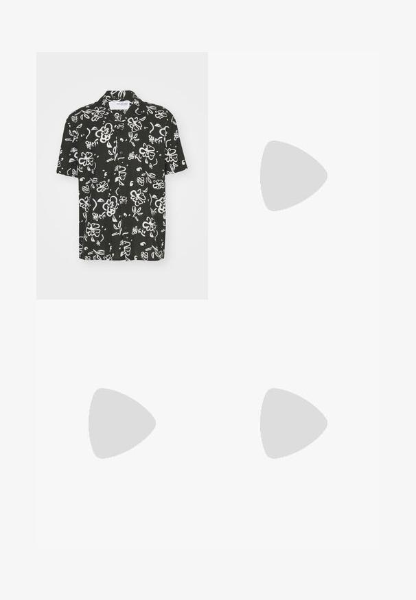 Selected Homme SLHRELAXSUN SHIRT RESORT - Skjorter - black; Hvid bomulds tank top med rund halsudskæring, brede skulderstropper og minimal branding trykt indeni kraven. Blød tekstur, afslappet pasform.; Lysblå denimjeans med lige ben, falmede områder, let slid, rå kant og traditionel fem-lomme stil.; Sorte læder slip-on sko med rund tå, syede detaljer og et dekorativt bånd tværs over fronten. Flad sål med et minimalistisk design.; Hvid perlekæde med ensartede runde perler, en sølvlås og en justerbar kæde. Glat tekstur og klassisk design.