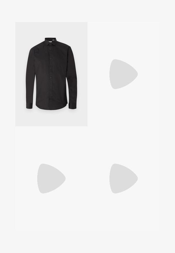 Camisa preta de manga comprida feita de algodão suave, com frente abotoada, colarinho clássico e bainha curva. Design simples, sem padrões.; Jeans de ganga preta com corte reto, apresentando um fecho de botão, cinco bolsos e pormenores de metal em tom cobre. Textura suave.; Bota de tornozelo em couro preto com bico fino, painéis laterais elásticos, detalhes de costura vertical e um salto bloco baixo.; Óculos de sol retangulares pretos com lentes escuras, acabamento brilhante, braços largos e um design de armação robusto. Nome da marca gravado em um dos braços.