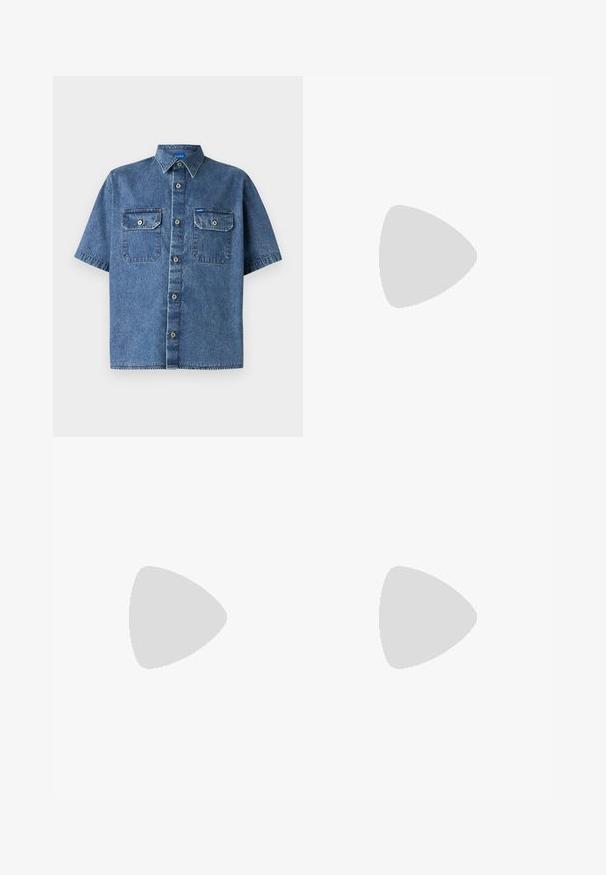 Camicia di jeans a maniche corte di colore blu medio. Presenta un colletto a punta, due tasche sul petto e una chiusura frontale con bottoni e accentuazioni in metallo. Texture liscia.; Jeans in denim blu chiaro con design a gamba dritta, cinque tasche, chiusura con bottone, leggero sbiadimento e dettagli di cucitura a contrasto.; Mocassini neri in pelle con punta arrotondata, dettaglio di cucitura rialzata sulla tomaia e suola piatta in gomma. Texture liscia, design classico.; Cartella in pelle blu scuro con doppio manico superiore e tracolla removibile. Presenta una finitura texturizzata, cuciture verticali e dettaglio del logo.