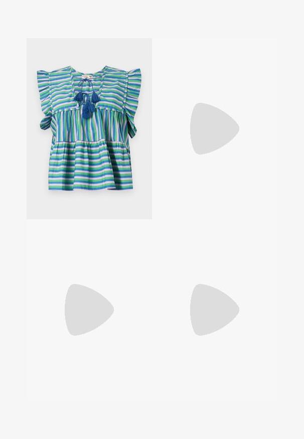 Gestreepte katoenen blouse met korte, gerimpelde mouwen, met blauwe, groene en paarse strepen, en drie blauwe franjes aan de hals.; Brede pijpen jeans in donkerblauwe denim met een hoge taille, voorzien van voor- en achterzakken, en contrasterende stikseldetails.; Zwarte leren ballerina met een ronde neus, gladde textuur, minimale stikdetails en een flexibele zoolontwerp.; Bruine leren handtas met een klep sluiting, gouden hardware, een schouderband en een gladde textuur. Compact rechthoekige vorm.