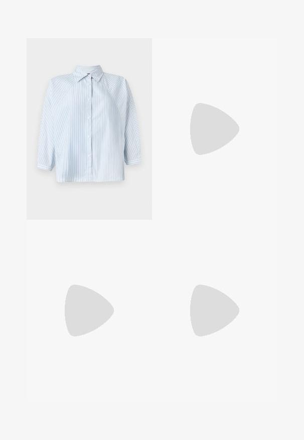 Világoskék csíkozott ing, gallérral, 3/4-es ujjal és rövidített hemmel. Sima anyagból készült, normál szabással.; Szürke, bőszárú farmernadrág elhalványodott hatással, gombos záródással, öt zsebes kialakítással és varrással díszített varratokkal.; Fekete bőr balettcipő hegyes orral, alacsony sarkú és sima textúrájú. Minimális dizájn, diszkrét oldalsó akcentussal.; Fekete bőr bevásárlótáska négyzet alakú fogantyúval, texturált felülettel és dombornyomott logóval. Tartalmaz egy levehető pántot.