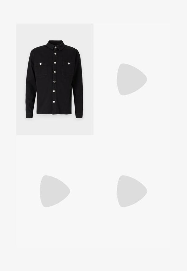 Denim Project LOOSE OVERSIZED - Camicia - black washed; T-shirt in cotone nero con collo rotondo, maniche corte e vestibilità morbida. Texture liscia senza pattern o dettagli visibili.; Pantaloni neri realizzati in tessuto liscio, caratterizzati da un taglio dritto, due pieghe frontali e una vita standard con passanti per la cintura.; Mocassino in pelle nera con finitura liscia, caratterizzato da un design cucito e da un accento decorativo in catena metallica sul vamp. Tacco piatto.