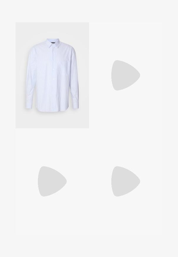 Camisa de manga larga a rayas en azul claro y blanco con cuello tipo botón, bolsillo frontal y puños de un único botón. Fabricada en tejido de algodón.; Camiseta de manga corta color crema con una sutil textura a rayas y cuello redondo, confeccionada en una tela ligera.; Jeans de denim azul claro de pierna ancha con cintura alta, que cuentan con cinco bolsillos, trabillas para cinturón y una textura suave y ligeramente deslavada.; Mocasines grises perforados con un diseño sin cordones, que presentan un acento naranja, puntera redondeada y suela de goma texturizada.