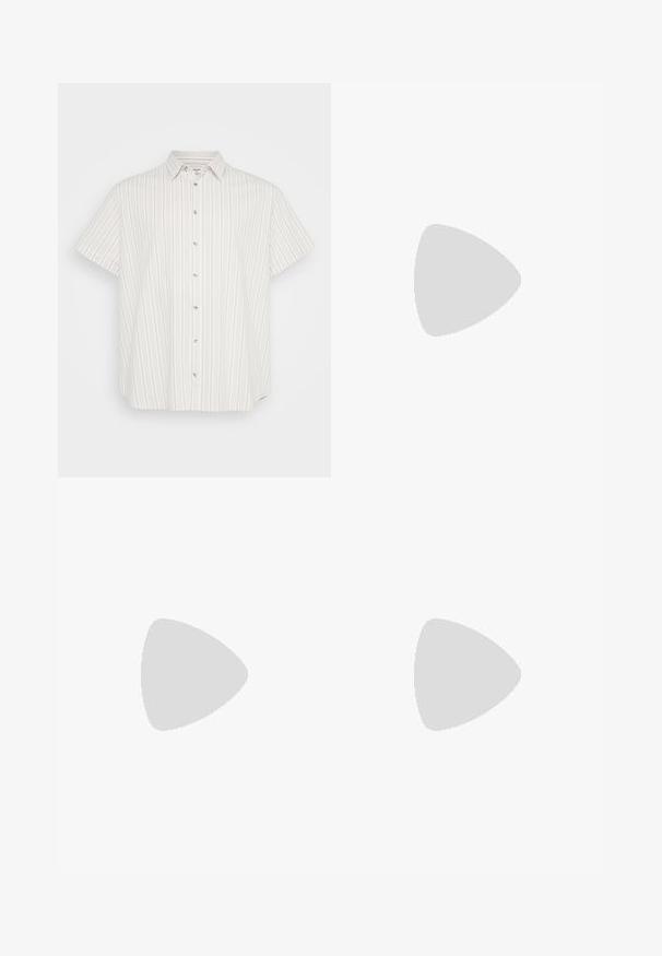 Camisa de manga corta abotonada en beige claro con rayas verticales en varios tonos. Presenta un cuello clásico y una textura de tela ligera.; Pantalones cortos de mezclilla beige con corte recto, cinco bolsillos y passadores para cinturón. Presentan un aspecto ligeramente desgastado con detalles de costura.; Sandalia de ante en gris claro con dos hebillas ajustables, una plantilla de corcho y una suela de goma texturizada.; Gafas de sol negras con montura rectangular, lentes ahumados grises y diseño con corte en el puente. Material plástico brillante y elegante, con varillas estrechas.