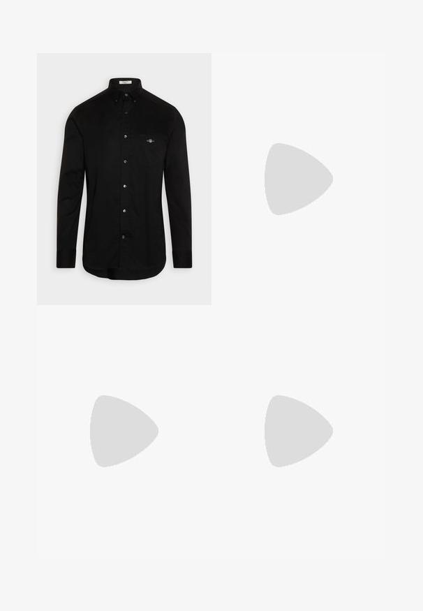 Fekete gombos ing, pamutból készült, hegyes gallérral, hosszú ujjú, mellzsebében egy kis színes logóval.; Sima anyagból készült bézs nadrág, egyenes lábú fazonnal, elöl gombos záródással és finom hajtott részletekkel az elején.; Fekete bőr loafer cipők kerek orral, varrott mintázattal, alacsony platformtalpú és texturált, barázdált gumitalppal.; Ray-Ban napszemüveg zöld lencsékkel, fekete műanyag kerettel és arany díszítéssel a széleken. Négyzet alakú, matt felülettel.