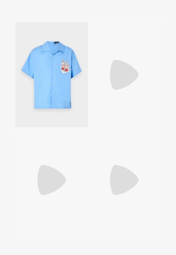 MSGM SHIRT - Overhemd - light blue; Zwarte katoenen T-shirt met een ronde hals, korte mouwen en een rechthoekig wit etiket met cijfers en een grafisch ontwerp.; Lichtblauwe jeans met een gebarsten textuur, vijfzakkenontwerp, knoopsluiting en een lichte flare aan de zoom. Verweerde details door het hele kledingstuk.; Zwarte leren herenloafers met een lage hak en een klassiek pennystrap-ontwerp, getoond in zijaanzicht op een witte achtergrond.