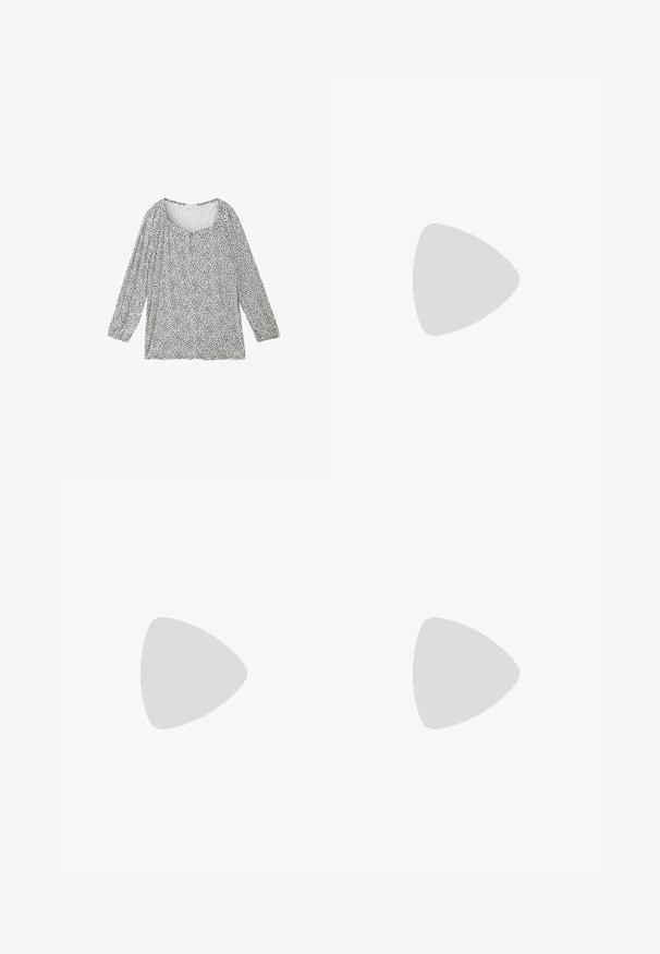 TOM TAILOR 3/4 ARM IN OPTIK - Palaidinė - organic navy dot design; Platižandės tamsiai mėlynos džinsinės kelnės su kontrastinėmis oranžinėmis siūlėmis, penkiomis kišenėmis ir sagčių užsegimu. Lygaus tekstūruoto audinio.; Juodas odinis oksfordo stilius batas su apvaliu priekiniu galu, raištelių užsegimu ir storu juodu guminiu padu. Lygus paviršius ir minimalūs siuvimo detalės.; Tamsiai mėlyna rankinė, pagaminta iš lygios nailono, su dviem tekstūruotais rankenomis ir juodu stačiakampiu logotipo pleistru priekyje.