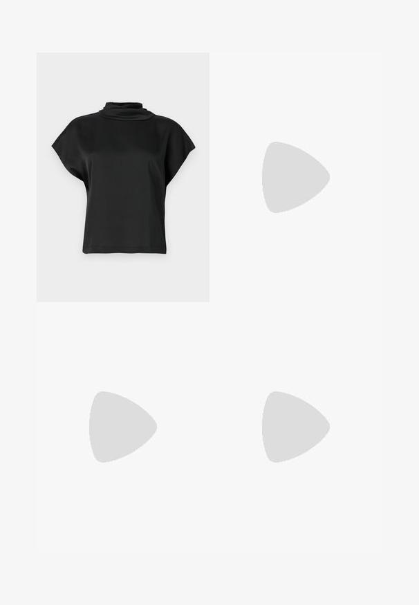 Top corto nero a maniche corte realizzato in tessuto morbido con colletto alto e vestibilità rilassata. Presenta cuciture minime e una texture soffice.; Pantaloni neri con taglio dritto, texture liscia e vita con chiusura a un bottone. Nessun motivo o dettaglio visibile.; Scarpa nera in pelle con tacco alto, punta affusolata, cinturino alla caviglia e tacco sottile. Texture liscia con un accento dorato alla base del tacco.; Borsa a mano in pelle beige con una forma triangolare strutturata, dotata di un manico in catena argentata e di un logo in metallo scritto in corsivo.