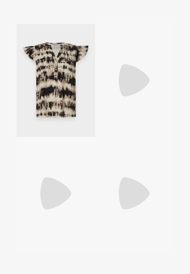 Korte ermers, knapjes skjorte i beige og sort tie-dye-mønster. Blødt stof med flagrende ærmer og en afslappet pasform. Rund halsudskæring.; Svart plissert skjørt med høy, elastisk midje. Laget av myk stoff, med vertikale folder for en flytende silhuett.; Sorte lakk lær slingback hæler med spiss tå, et avrundet utskjæringsdesign og blokkheel. Har en gulltone spenne som detalj.; Svart håndveske med strukturert form, jevn tekstur og metallisk lås. Kombinert med brede svarte bukser og sandaler med åpen tå på tregulv.