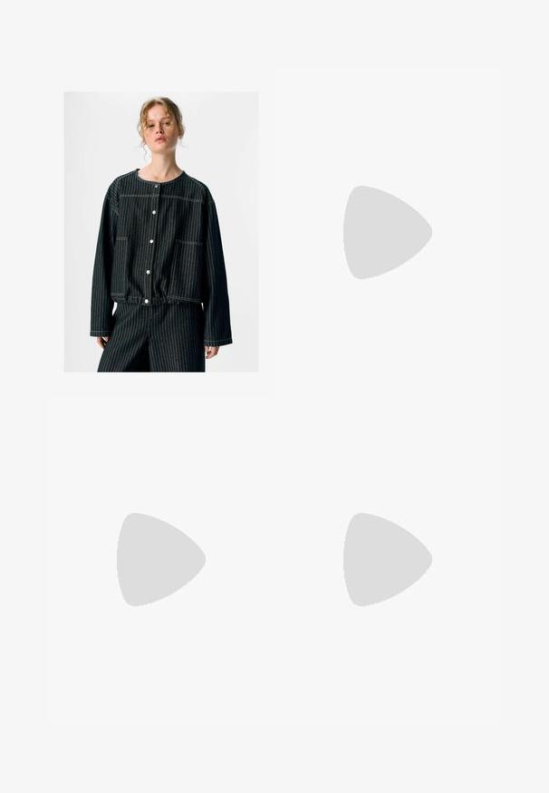 Schwarze Jeansjacke mit vertikalen weißen Streifen, runder Halslinie, zwei Fronttaschen, Druckknopfverschluss und lässigen Ärmeln.; Braune, weit geschnittene Hosen aus Baumwollmischung mit fransigem Saum, vorderem Knopfverschluss und klassischem Fünf-Taschen-Design. Minimalistisch und vielseitig.; Braune Lackleder-Slingback-Schuhe mit spitzem Zehenbereich, niedrigem Absatz und einer dekorativen Schleifenakzent an der Vorderseite. Glatte, glänzende Textur.; Mango Handtasche - brown