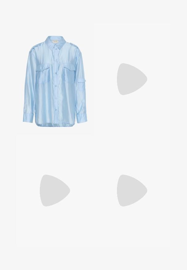 Ljusblå satin skjorta med lång ärm, knappöppning framtill, två bröstfickor med lock och axelklaffar.; Svarta utsvängda byxor med hög midja; har två framfickor och en mjuk tygtextur. Lämpliga för olika tillfällen.; Svarta lackläder slingback klackar med spetsig tå och geometrisk klack. Har en elegant, minimalistisk design och slät yta.; Svart läder hobo-väska med en slät textur, kurvig form och en justerbar axelrem; har en bred öppning upptill.