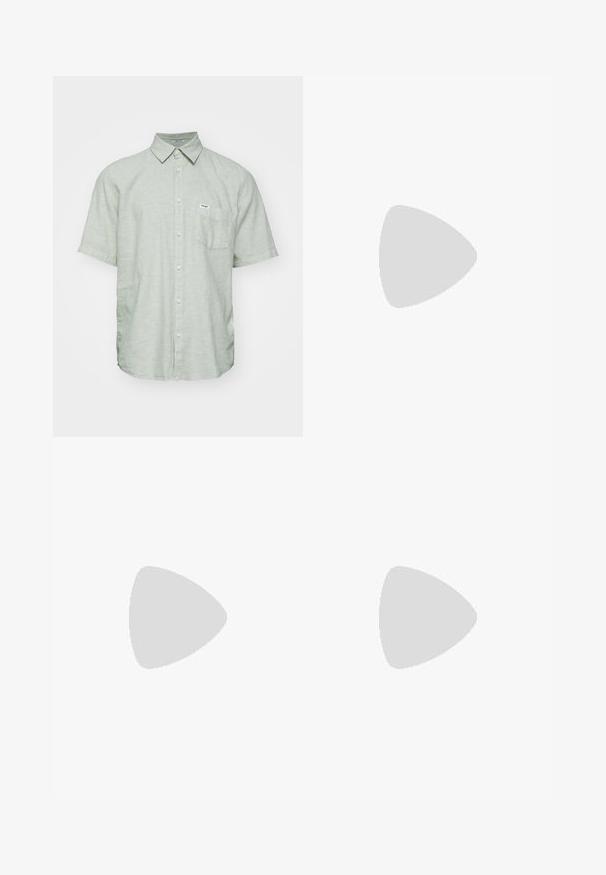 Camicia a maniche corte con bottoni di colore verde chiaro, realizzata in tessuto texturizzato, dotata di una tasca sul petto e di un piccolo etichetta del marchio sulla tasca.; T-shirt bianco in cotone, collo rotondo, maniche corte, vestibilità comoda, texture liscia, senza motivi o dettagli visibili.; Jeans azzurri a vita alta con vestibilità rilassata. Presentano un bottone frontale, chiusura con zip e design a cinque tasche. Tessuto leggermente sbiadito.; Mocassino in pelle marrone con dettagli in frange, superficie testurizzata e cuciture gialle in contrasto lungo la suola in gomma nera. Vista laterale.; Occhiali rettangolari marroni con lenti trasparenti e tonalità viola. Montatura in plastica liscia con stanghette dritte e accenti sottili.; Collana in argento con maglie spesse e un pendente circolare centrale caratterizzato da dettagli intricati. Superficie metallica liscia e riflettente.