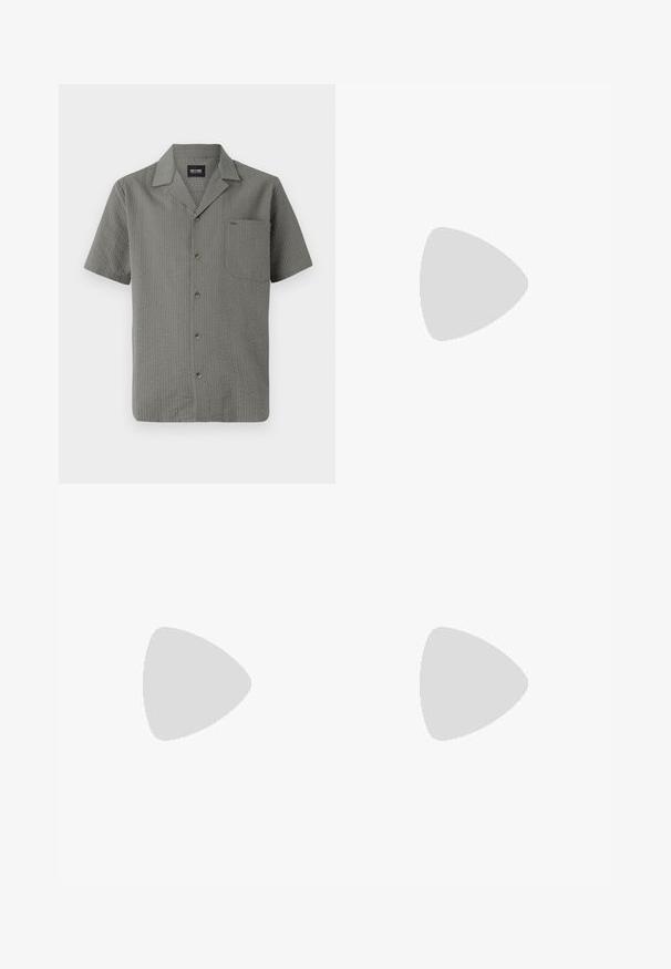 Korte mouw, grijs shirt van gestructureerde stof, met een puntige kraag, borstzak en donkere knopen aan de voorkant.; Drie mouwloze T-shirts in grijs, wit en zwart. Zacht katoenmateriaal met een ronde hals en een relaxte pasvorm. Eenvoudig ontwerp, geen patronen.; Zwarte denim short met een relaxte pasvorm, vijf zakken en een knoopsluiting. De stof heeft een zachte textuur met subtiele vervaging.; Zwarte synthetische sneaker met een witte drie-strepen ontwerp, een textuur grip zool en zwarte veters. Lage sportieve stijl.
