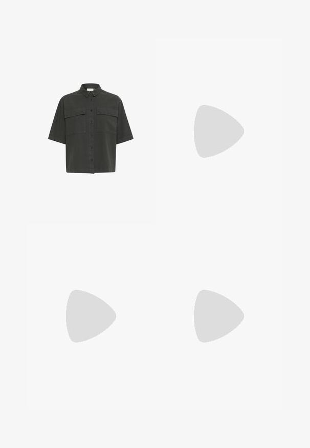 Camicia a maniche corte di colore verde scuro con chiusura frontale a bottoni, due tasche sul petto e colletto classico. Realizzata in un tessuto leggero con una texture liscia.; Pantaloni culotte neri in poliestere con una cintura elastica, due pieghe frontali e una silhouette ampia. Nessun motivo visibile o dettagli in metallo.; Sandal in pelle nera open-toe con una fascia ampia e un tacco a blocco solido. Caratterizzato da una texture liscia e un design minimale.; Borsa a tracolla in pelle marrone con forma curvata, hardware dorato e un dettaglio con fibbia. Presenta una tracolla rimovibile.
