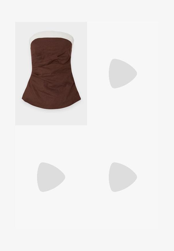 Top marrone senza spalline con un bordo bianco al collo, caratterizzato da un tessuto testurizzato e una silhouette a linea A con dettagli arricciati.; Jeans dritti a vita alta marroni con bottone frontale, passanti per cintura e design classico a cinque tasche su sfondo bianco.; Décolleté in vernice nera con punta affusolata e tacco in geometria cubica. Presentano un design elegante e minimalista, con una texture liscia.; Borsa a tracolla nera in pelle con una forma curva, manico rimovibile e accessori dorati. La borsa presenta una patta con un dettaglio a fibbia.