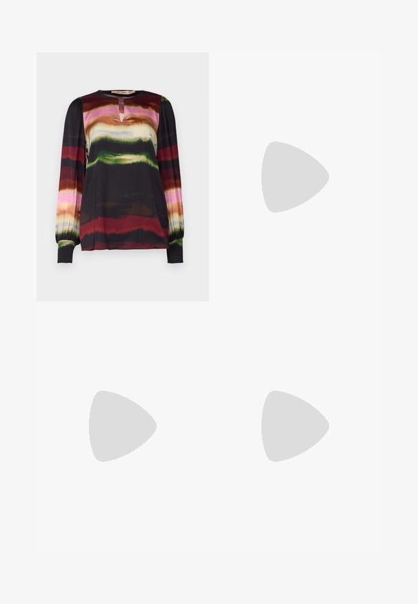 Blusa a maniche lunghe con scollatura rotonda e un'apertura a forma di chiave nella parte anteriore. Il materiale presenta un motivo astratto multicolore su uno sfondo scuro.; Pantaloni neri a gamba larga con vita alta, dettagli con bottoni in vita e pieghe frontali.; Pump in pelle nera con punta affusolata e tacco basso a blocco. Presenta una cinghia alla caviglia con una fibbia in tonalità oro. Texture liscia.; Borsa nera con forma strutturata, texture liscia e una chiusura metallica. Abbinata a pantaloni neri larghi e sandali open-toe su un pavimento in legno.
