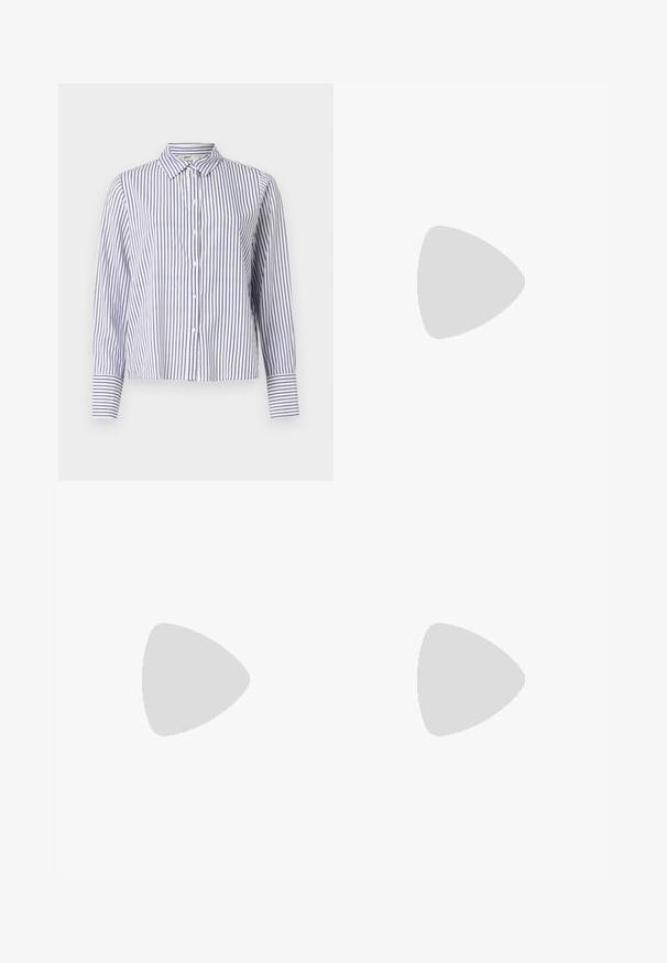 Koszula w paski z kołnierzykiem, z wąskimi niebiesko-białymi pionowymi paskami, długimi rękawami z detalami przy mankietach oraz skróconym fasonem.; Jasnoniebieskie dżinsy szerokie w nogawkach, wykonane z denimu, z wysokim stanem, zapięciem na guzik, kieszeniami z przodu i surowym dołem.; Brązowe skórzane wysokie buty do kolan z okrągłym noskiem, teksturowaną powierzchnią i niskim piętrem o warstwowej budowie. Posiadają boczną wstawkę oraz pętelkę na górze.; Brązowe okulary w motyle z owalnymi soczewkami, cienkimi ramionami i przezroczystymi akcentami. Posiadają subtelne logo na zauszniku. Smukły, lekki design.; Ciemnobrązowa skórzana torba na ramię o luźnym kształcie, szerokim otwarciu i jednym pasku na ramię. Charakteryzuje się delikatnymi przeszyciami.