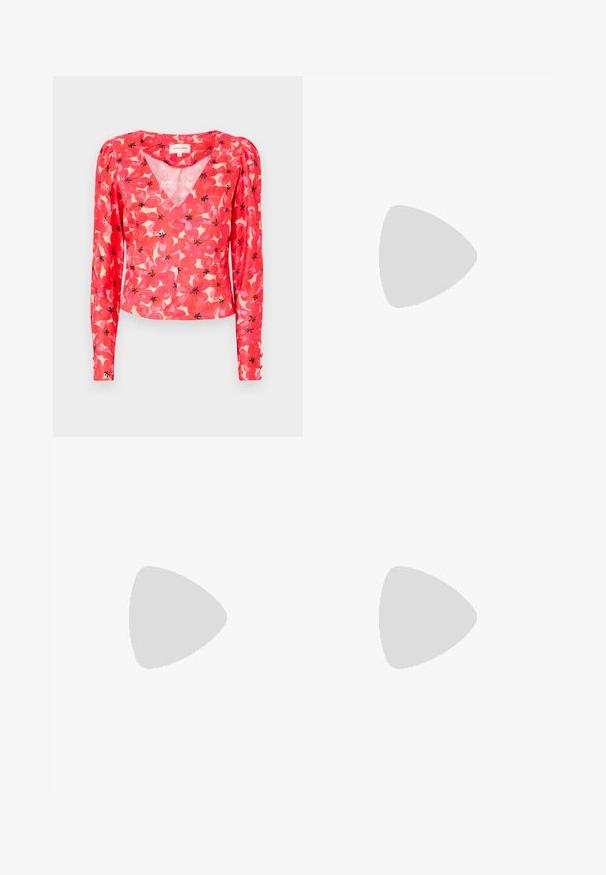 Blouse rouge à manches longues avec un décolleté en V, ornée de motifs de fleurs roses et noires sur un fond clair. Fabriquée en tissu léger et transparent.; Pantalon noir ajusté avec une coupe droite, présentant une texture lisse et des plis nets sur le devant. Aucune quincaillerie visible.; Slingback noir à bout pointu avec un petit talon, en cuir lisse et doté d'un design découpé sur le côté pour plus de respirabilité.; Sac à épaule en cuir noir au toucher doux, de forme triangulaire et avec une bandoulière réglable, associé à une chemise à rayures bleu clair et à un pantalon blanc.