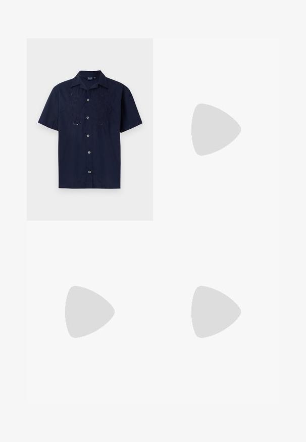 Camisa de manga corta en color navy con patrones florales bordados, cierre frontal con botones y cuello clásico. Fabricada con una tela ligera.; Polo negro de manga corta con un patrón abstracto texturizado. El cuello es plano y ligeramente abierto, realzando el diseño relajado.; Pantalones cortos de mezclilla en azul claro con un corte clásico. Cuenta con cinco bolsillos, acentos de costura naranja y dobladillos sin acabar.; Mocasines de cuero negro con un acabado suave, punta redondeada y costuras decorativas en la parte superior. Tacón bajo apilado y un ligero brillo.