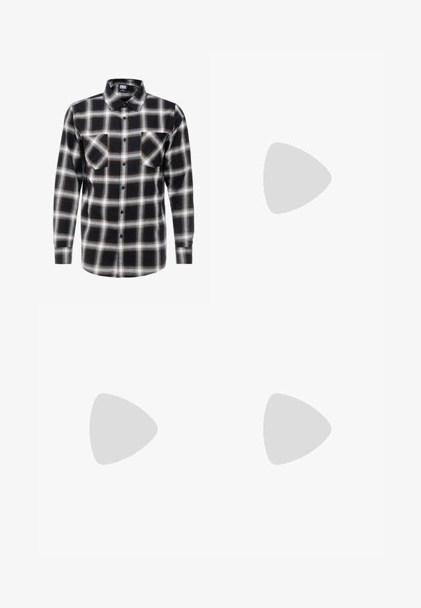 Camicia a maniche lunghe a quadri in nero, bianco e marrone. Presenta un colletto con bottoni e due tasche sul petto con chiusure a bottone.; T-shirt bianco in cotone con maniche corte. La parte anteriore presenta testo nero: "NON DOMANI NON OGGI" e "L'ARTE DEL MUOVERE LA POLVERE" in corsivo verde.; Jeans in denim blu chiaro con taglio dritto, design a cinque tasche e etichetta del marchio visibile in vita.; Sneaker nera in tela con lacci bianchi, suola in gomma bianca e una striscia di accento arancione e gialla che presenta la parola "mongoose."