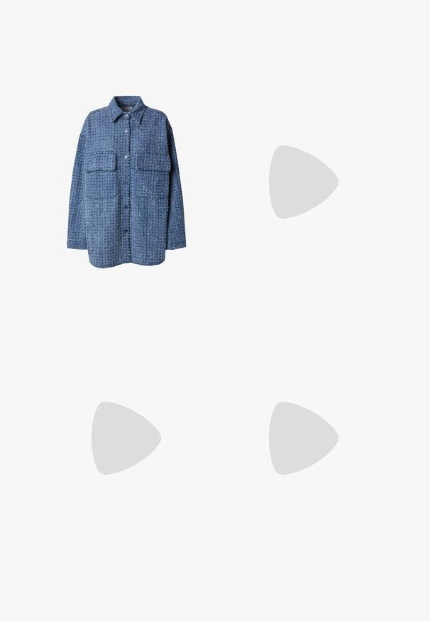 Blaues gewobenes Hemdjackett mit Knopfleiste, spitzem Kragen und zwei Brusttaschen. Der strukturierte Stoff hat ein dezentes Muster. Lockere Passform.; Schwarze weit geschnittene Jeans mit hoher Taille, ausgestattet mit Vorder- und Hintertaschen, gesteppten Nähten und einem Knopfverschluss. Glatte Textur.; Schwarze Riemensandale mit zwei goldenen Schnallendetails, glattem Material, flachem Sohlen und minimalistischer Gestaltung.; Schwarze Lackleder-Handtasche mit geschwungenem Design, einem Schulterriemen, Vordertaschen und silberfarbenen Hardware-Akzenten.