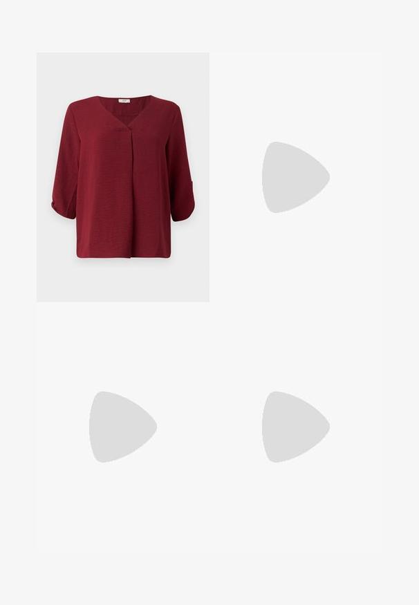 Bordeauxfarbene Bluse mit Dreiviertelärmeln, V-Ausschnitt und FaltenDetail an der Vorderseite. Hergestellt aus leichtem, strukturiertem Stoff mit lockerer Passform.; Braune weite Hosen aus weichem Stoff, mit einem elastischen Bund und Kordelzug sowie zwei Seitentaschen.; Braune Wildledersneaker mit weißen Lederstreifen, Gummisohle, gerundetem Zehenbereich und Schnürung. Mit einem Logo auf der Zunge und perforierten Akzenten.; Braune Leder-Tote mit glatter Textur, offenem Oberteil und zwei Schulterriemen. Verfügt über minimale Nähte und keine sichtbaren Beschläge.