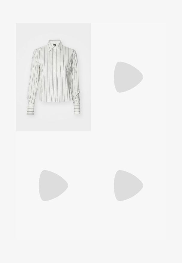 Witte langemouwen shirt met dunne verticale zwarte strepen, met een button-down kraag, een voorkwak en manchetten.; Zwarte op maat gemaakte broek met een recht model, voorzien van een soepele textuur en scherpe plooien aan de voorkant. Geen zichtbare hardware.; Zwarte leren slingback hakken met een spitse neus, voorzien van een slanke hak en een goudkleurige accent op de verstelbare band. Gladde textuur.; Zwarte leren handtas met een gestructureerd ontwerp, featuring een verkorte vorm, bovenhandvat en gouden hardwareaccent. Inclusief verstelbare schouderband.