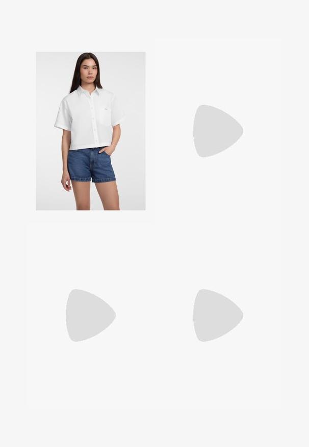 Camicia bianca corta con bottoni e maniche corte, dotata di taschino sul lato sinistro e una texture liscia. Abbinata a pantaloni corti in denim.; Shorts in denim nero con vita alta, cinque tasche, accessori in metallo argentato e vestibilità standard, caratterizzati da una texture liscia e rifiniture pulite.; Mocassini in vernice nera con un design frangiato, accentuati da un piccolo logo metallico e indossati con calze bianche alla caviglia. Suola piatta.; Borsa a spalla in pelle nera con forma curva, texture trapuntata e dettagli in oro. Presenta una tracolla removibile e dettaglio del logo.